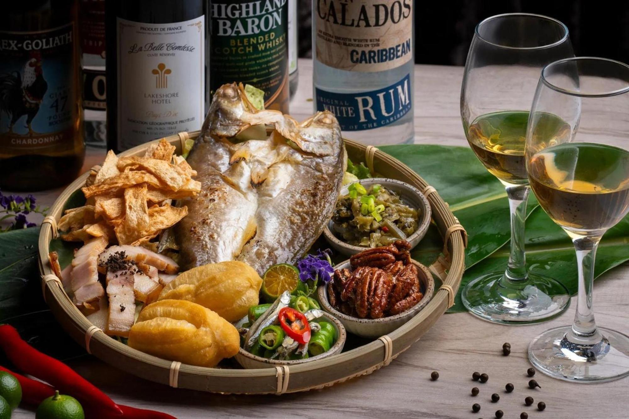 Lakeshore Hotel Hualien Taroko Shunan Zewnętrze zdjęcie A whole pompano served with a selection of condiments